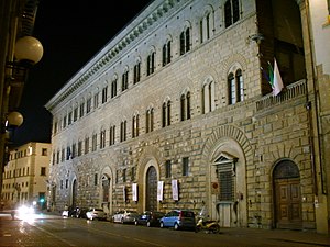 300px-Palazzo_Medici_Riccardi_by_night_01