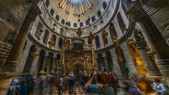 videoblocks-pilgrims-at-the-church-of-the-holy-sepulchre-in-jerusalem-4k-time-lapse_sgz21h1jqf_thumbnail-full01